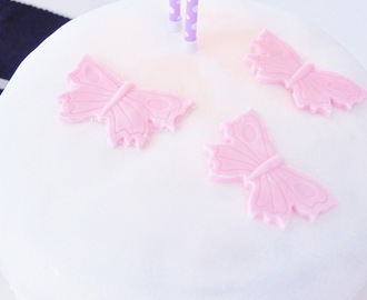 Glutenfri lyxig födelsedagstårta med marsmallow mintkräm och vaniljkräm på chokladkaksbotten