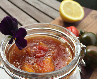 Ost och kex med en god tomatmarmelad – mums!