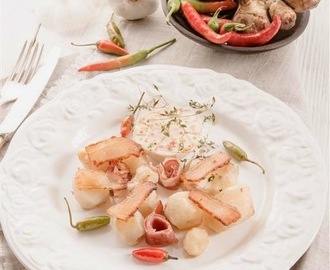 Topinambur pieczony z szynką parmeńską i czosnkiem pod słoninką wedzoną z tymiankiem i papryczkami chili