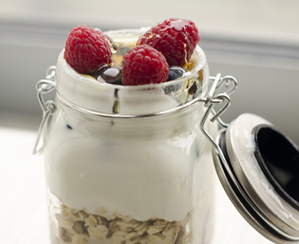 Overnight porridge with berries and Greek yogurt - Porridge con yogurt e frutti di bosco