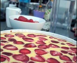 Vit choklad-cheesecake med jordgubbar.