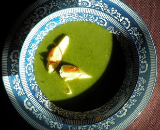 Zupa krem ze szpinaku, zielonego groszku i pieczonej cebuli z gałkową nutą