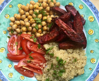 Quinoa mit ofengerösteten rote Rüben, aromatischen Kichererbsen und Tomaten