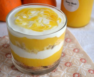 Bicchieri di crema all’arancia e yogurt