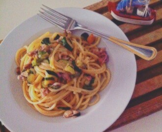 Spaghetti con zucchine e frutti di mare