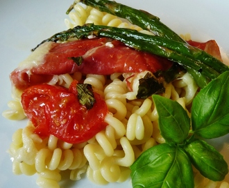 Prosciuottolindad mozzarella, tomater och sparris till pasta - sventalienskt!