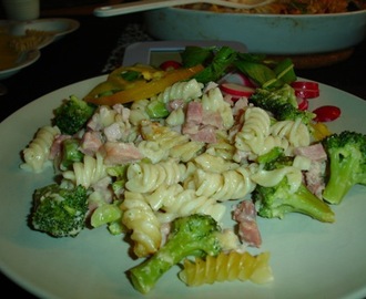 Krämig pastagratäng med skinka och broccoli