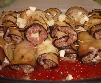 Roladki z bakłażana z mięsem, kuskusem i mozzarellą na pomidorowym sosie