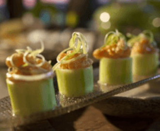 Luxe garnalensalade gepresenteerd in komkommer - Buffethapje of amuse