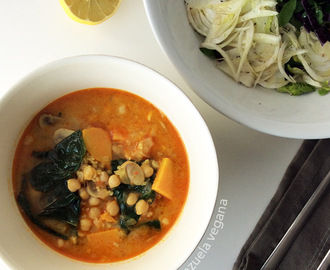 Sopa tailandesa de garbanzos, boniatos y espinacas
