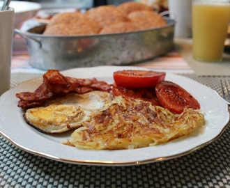 Potatiskaka, bacon, ägg och stekta tomater till frukost - ska det va ska det va ordentligt!