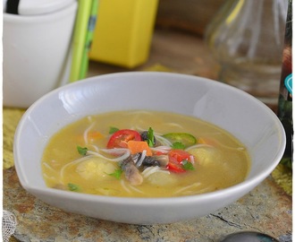 Sopa de verduras Thai con fideos de arroz