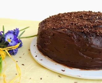 Tort czekoladowo-kawowy z kremem orzechowym