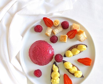 Dessert "géométrique", variations de textures : mousse, crème pâtissière, génoise, fraises et framboises - Bataille Food #36 (vegan, sans lactose)