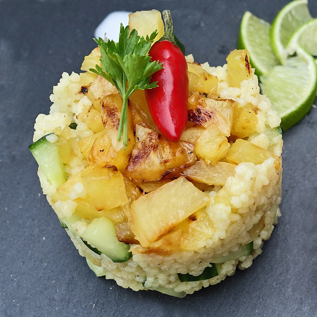 Couscous Salat mit Curry, Ananas und Kokos