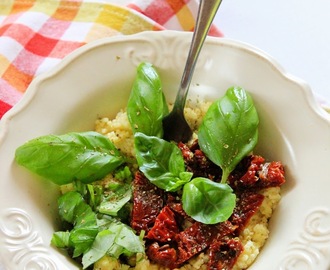 Kasza jaglana z suszonymi pomidorami i bazylią