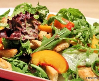Rucola Salat mit Hähnchenstreifen und Nektarinen