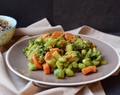 Knackiger Miso-Salat mit Edamame & Brokkoli