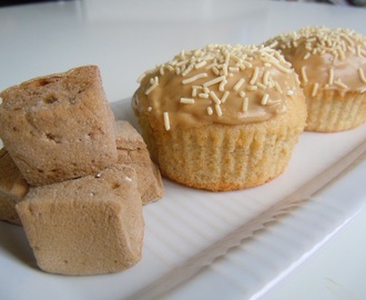Lakrids cupcakes med skumfiduser og lakridsfrosting