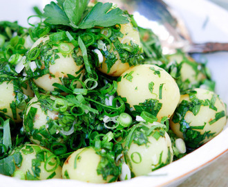 Grøn kartoffelsalat med persille, citron og hvidløg