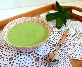 Soupe froide de petits pois aux poivrons et à la menthe poivrée (Cold pea soup with peppers and peppermint)