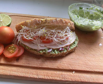 Sandwich met avocado, kip en alfalfa