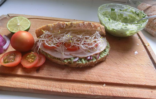 Sandwich met avocado, kip en alfalfa