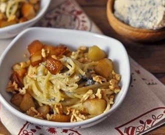 Spaghetti, pere, noci e roquefort, una ricetta facile e veloce per un primo piatto vegetariano.