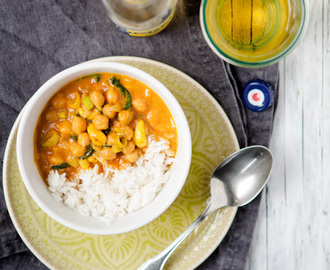 Gelbes Kichererbsen-Curry mit Cashewkernen und Spinat – ein gelber Hauptgang mit Bionade {Reklame}