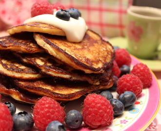 Low Carb Pancakes mit Vanillecreme und Beeren