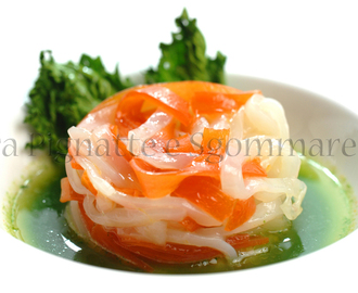 Le mie ricette - Fettuccine bicolori 'al crudo' di calamaro e peperoni, con broccoletti in brodo di mare piccante