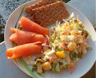 Fitness Salat mit Zitronen Joghurt Dressing und Räucherlachs