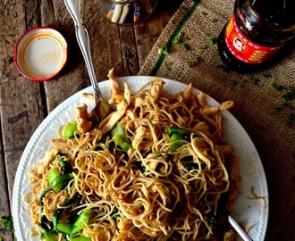 PAN-FRIED NOODLES W/ CHICKEN (Gai See Chow Mein)
