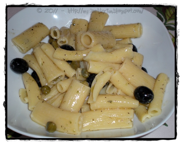 Rigatoni freddi con capperi, olive nere e pasta d'acciughe