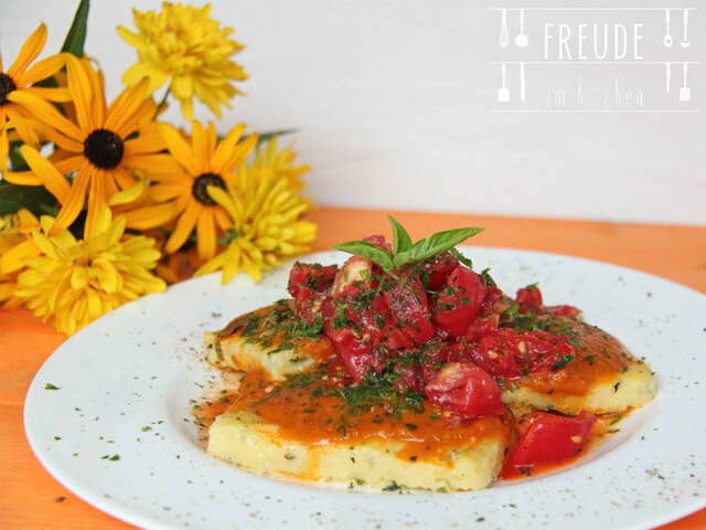 {Thermomix TM5} Polentaschnitten mit Tomaten-Zucchini-Sauce und Tomatensalat #vegan