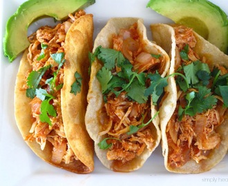 Red Chile Shredded Chicken Tacos. How to win over your man's stomach
and steal his heart #SundaySupper