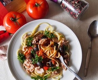 Spaghetti z tuńczykiem, sosem pomidorowym i oliwkami