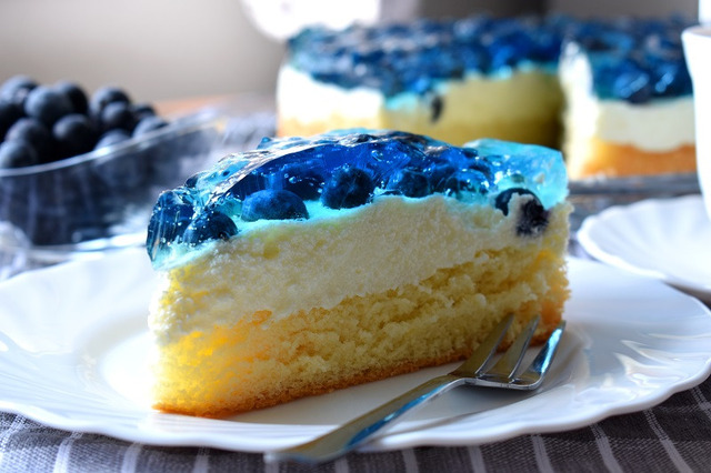 Ciasto z borówkami, kremem budyniowym i galaretką Blue Lagoon