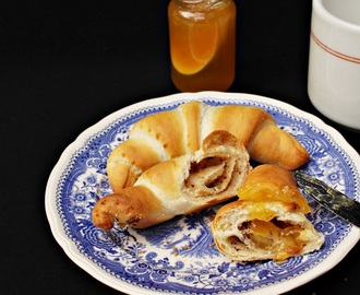Perfekt für's Adventsfrühstück: Buttrig warme Croissants und süße Orangenmarmelade mit Ingwer
