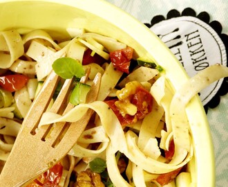 pastasalat m. squash, valnødder og tørrede tomater