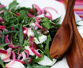 Salat med syltede rødløg, estragon og druer