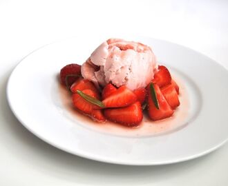 Frozen yoghurt med marinerade jordgubbar