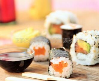maki sushi de aguacate y salmón