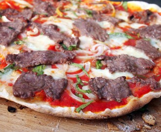 Pizza med teres major, frisk estragon og mozzarella