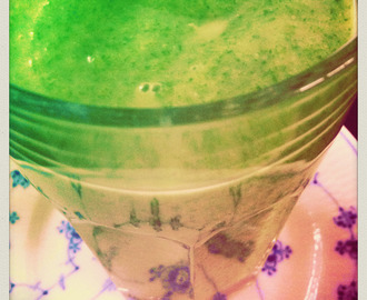 Grøn smoothie med spinat & avokado