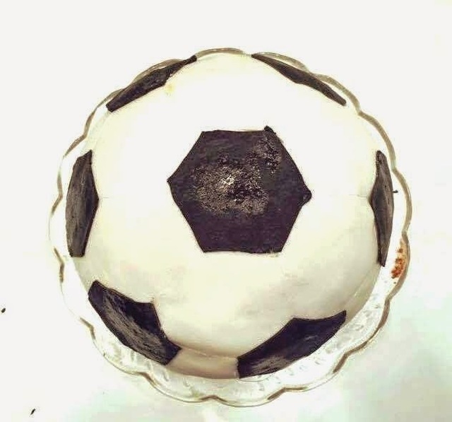 Tort urodzinowy śmietanowo - czekoladowy z brzoskwiniami w kształcie piłki nożnej
