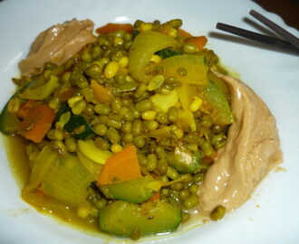 Rezeptidee vegan und low-carb: Angekeimte Mungbohnen mit Curry-Gemüse