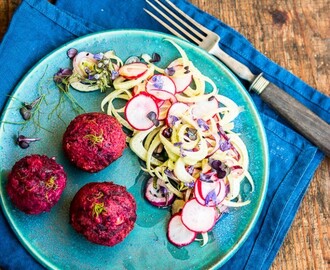Das beste Falafel mit Roter Bete  und Radieschen-Fenchel Salat mit Drachenkopfblüten