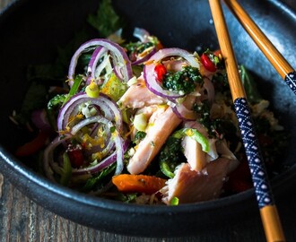 Salat vom geräucherten Saibling mit geröstetem Reis, asiatischen Kräutern und Orangen Dressing