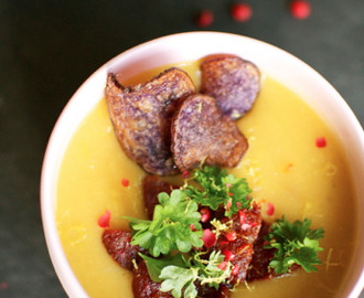 Cremet suppe med røde linser, butternut squash, chorizo og sprøde blå kartofler
